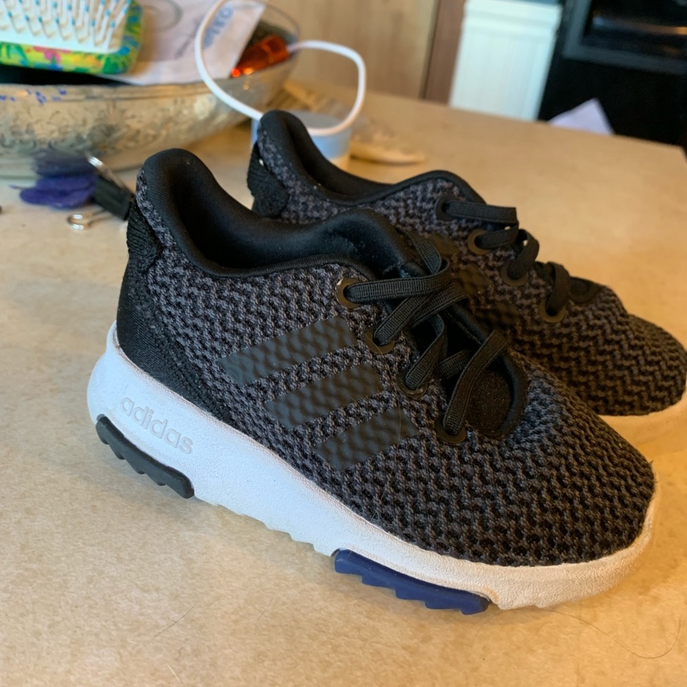 Toddler size 7 Adidas sneakers !